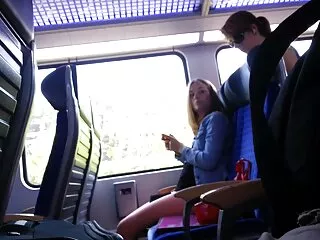 自宅の警備員は、美しい愛する人への関心を満たす準備ができています。 女の子 向け av 無料