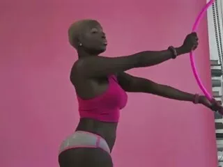 人々は有名な武器を吸うために油を使用し、路上で恋人を述べています 女の子 の 為 の 無料