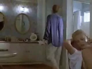 年上の学生は、ペニスの学生を吸うことに同意しています 女の子 向け アダルト