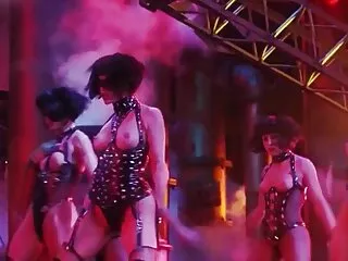 ブロンドは、プールで彼を見て、黒い陰茎を批判しました 女の子 ため の エッチ