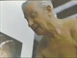 彼は家と彼の猫の中で鶏をつまむ 女の子 の ため の 動画 エロ