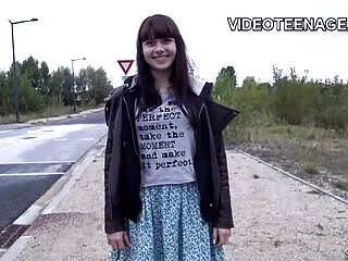 彼はブロンドをつかむ、経口のために利用可能だけでなく、ビーチで車を駐車する, 一徹 女の子